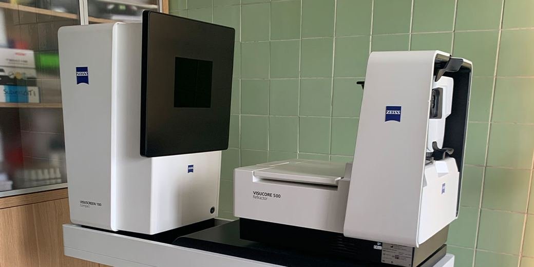 Urządzenia ZEISS do badania wzroku w gabinecie: VISUSCREEN 100 Compact i VISUCORE 500 Refractor.